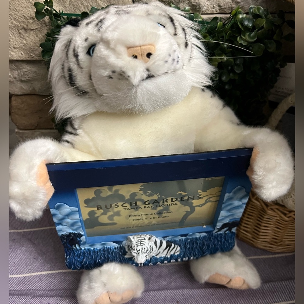 Busch Gardens white tiger plush & photo frame set
